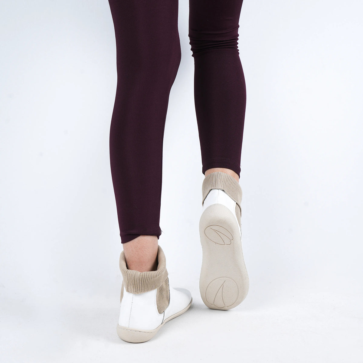 Smooth Barefoot Socks Chelsea Shoes – 6mm Rubber Sole – White