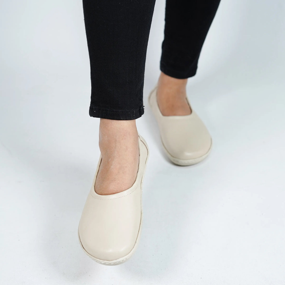 Smooth Barefoot Ballet Shoes –6 mm Rubber Sole – Cream
